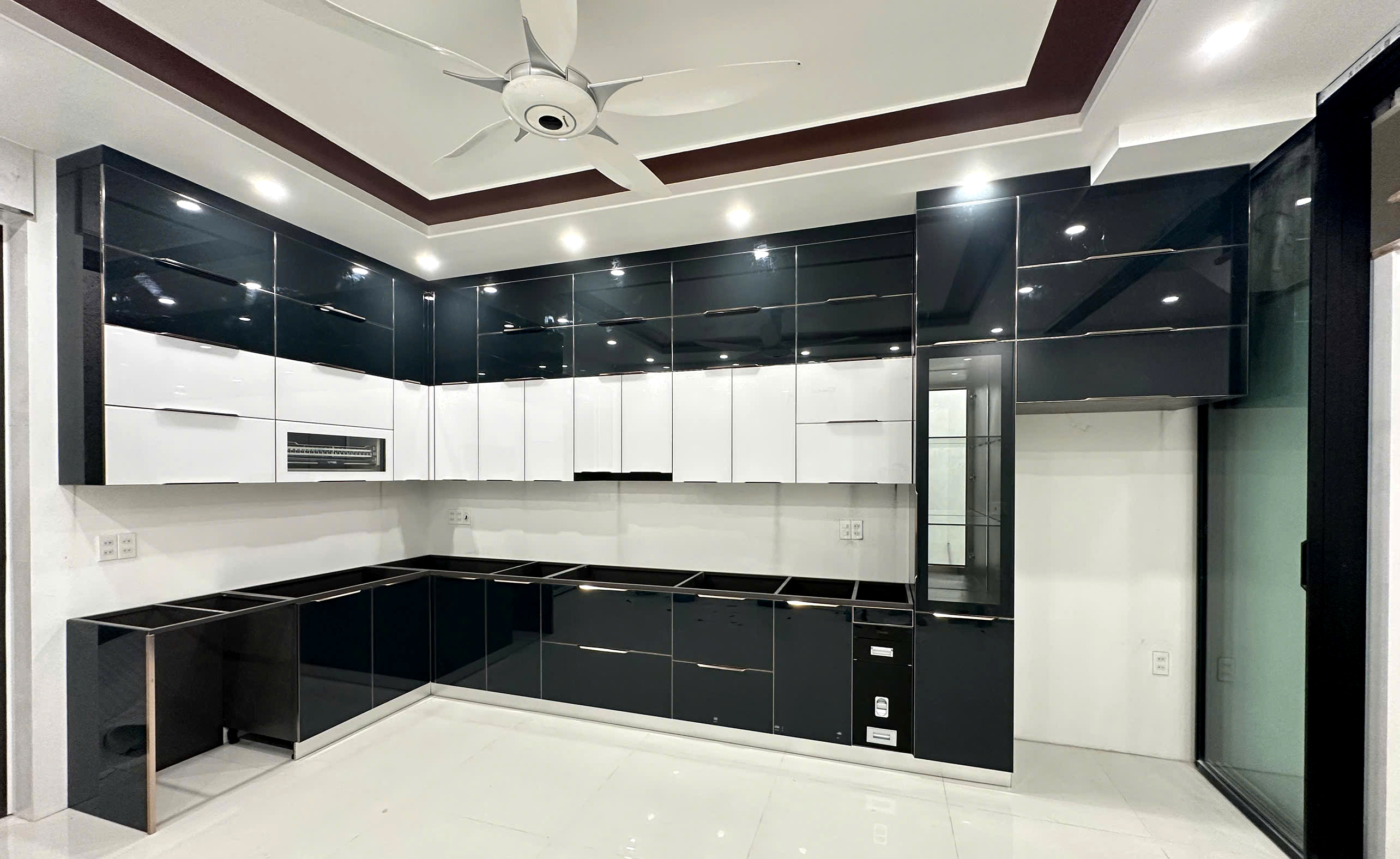 Thi công nhà anh đạt Tủ bếp cánh kính